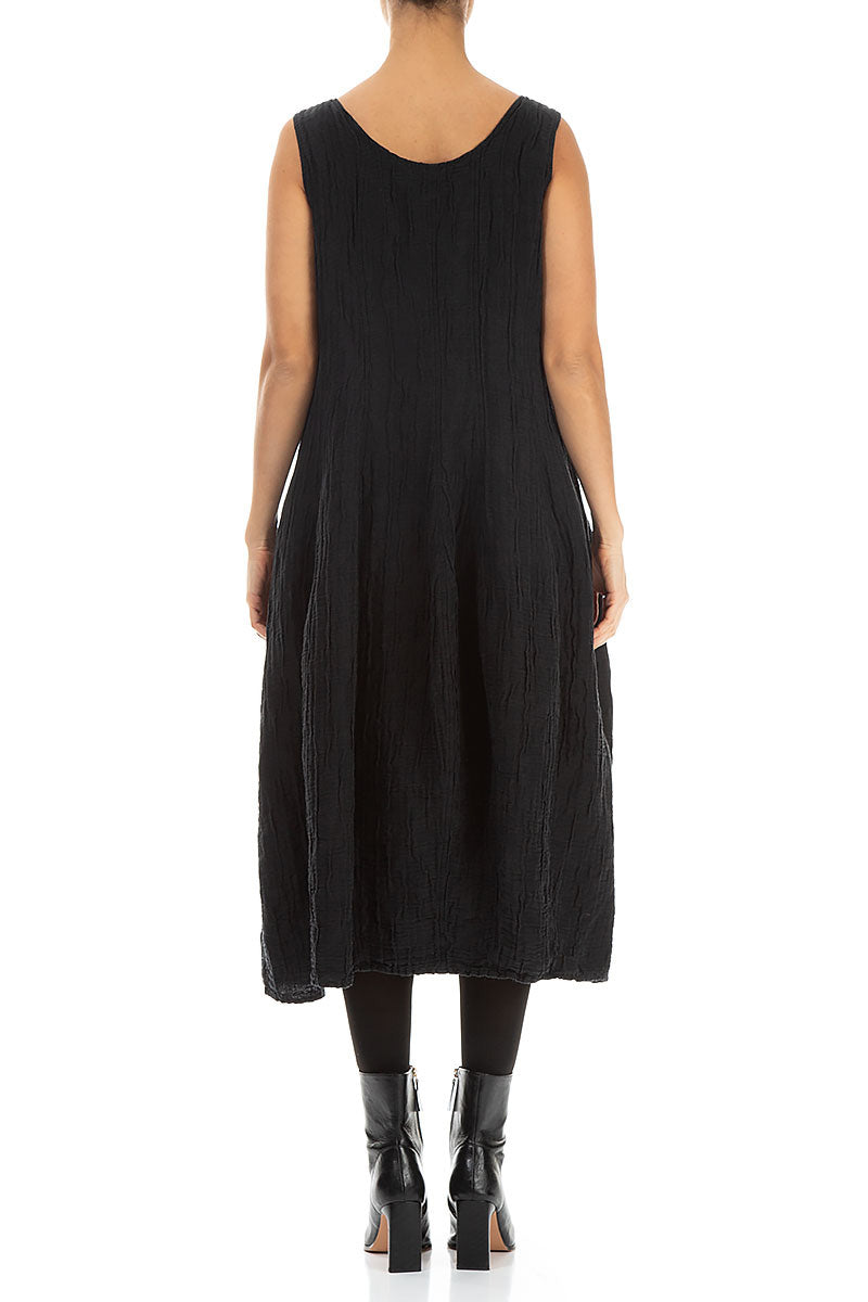 Ärmelloses schwarzes Kleid aus Seide und Leinen mit Ballonschnitt und Crinkle-Effekt