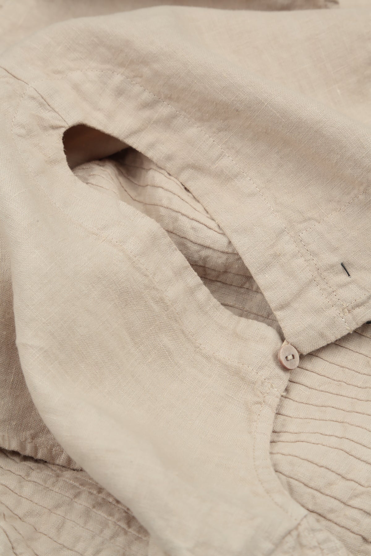 Ärmelloses Leinenkleid in Beige mit Biesen