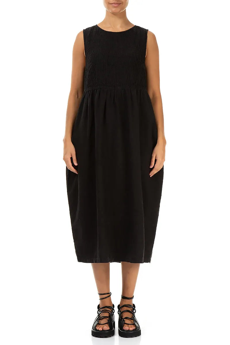Ärmelloses schwarzes Leinenkleid mit Biesen