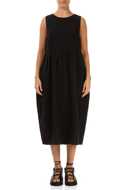 Ärmelloses schwarzes Leinenkleid mit Biesen