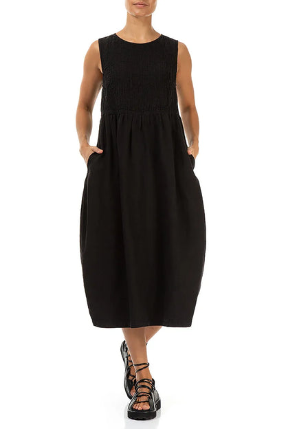 Ärmelloses schwarzes Leinenkleid mit Biesen