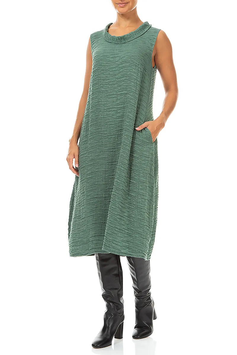 Ärmelloses Kleid aus geknautschter Salbeigrün-Seide mit Wasserfallausschnitt