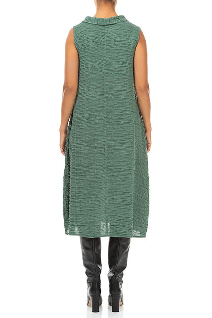 Ärmelloses Kleid aus geknautschter Salbeigrün-Seide mit Wasserfallausschnitt