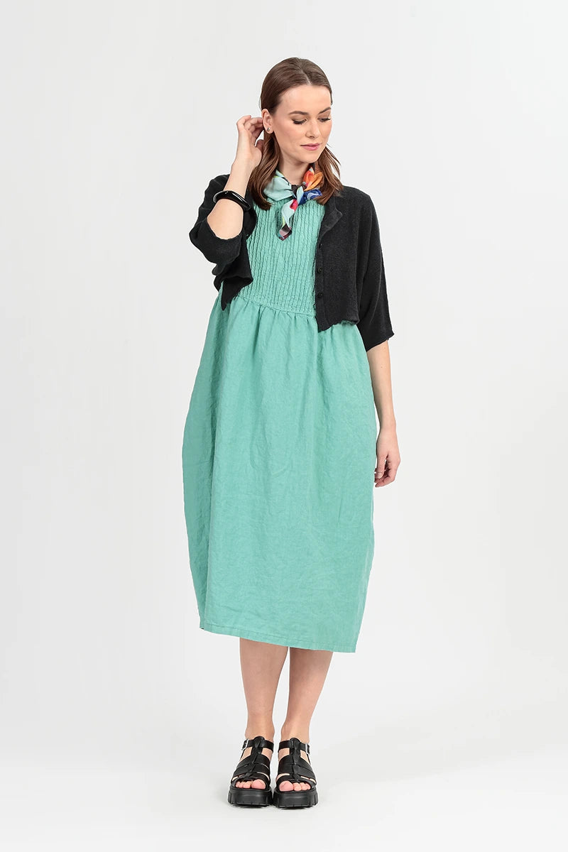 Ärmelloses Leinenkleid mit Biesen in Mint