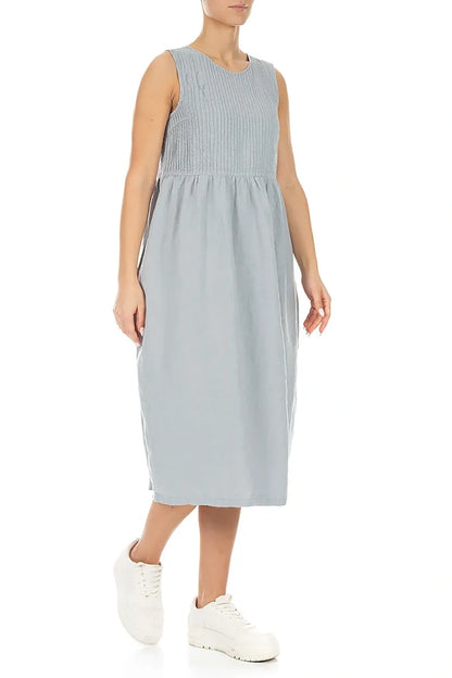Ärmelloses silber-graues Leinenkleid mit Biesen