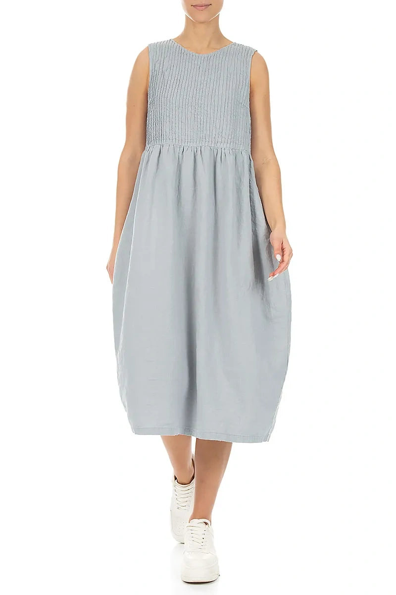 Ärmelloses silber-graues Leinenkleid mit Biesen