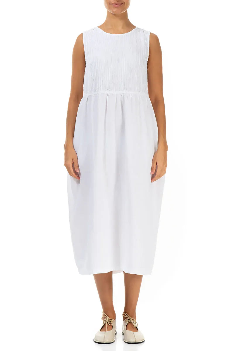 Ärmelloses weißes Leinenkleid mit Biesenfalten
