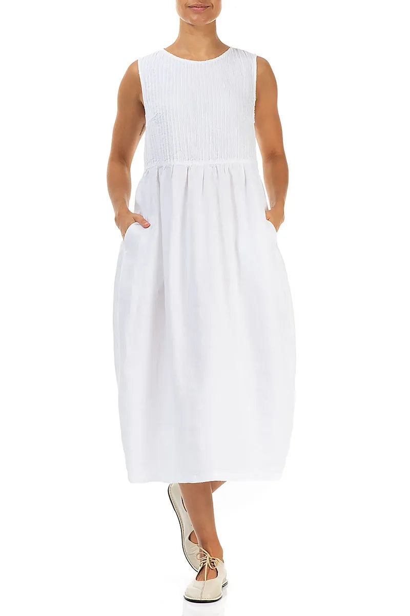 Ärmelloses weißes Leinenkleid mit Biesenfalten