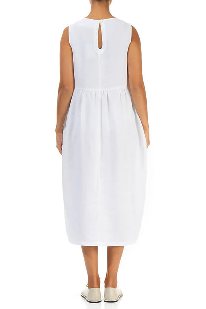 Ärmelloses weißes Leinenkleid mit Biesenfalten