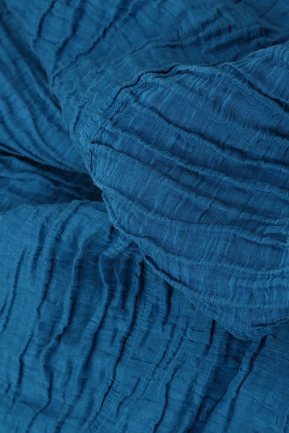 Weich fallende kobaltblaue Bluse aus geknittertem Seidenleinen