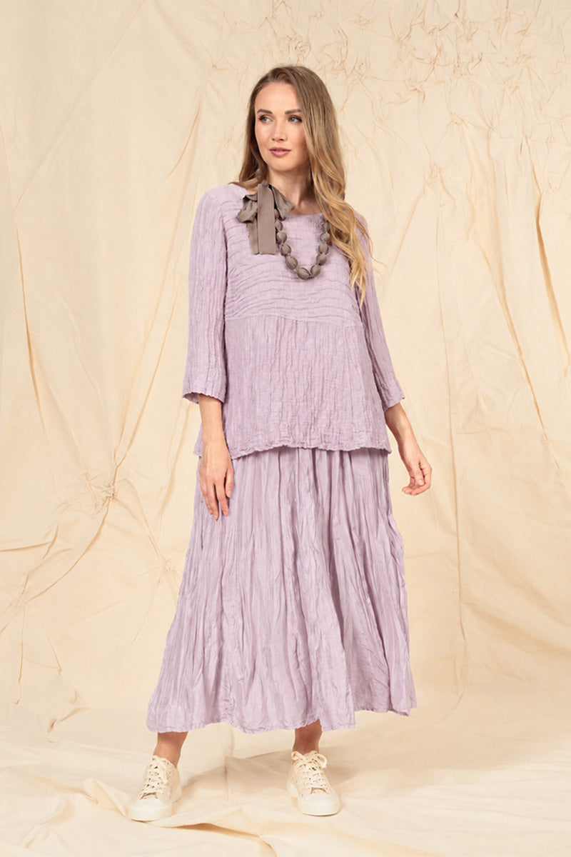 Fliederfarbene Bluse aus zerknitterter Seide und Leinen in weicher Form