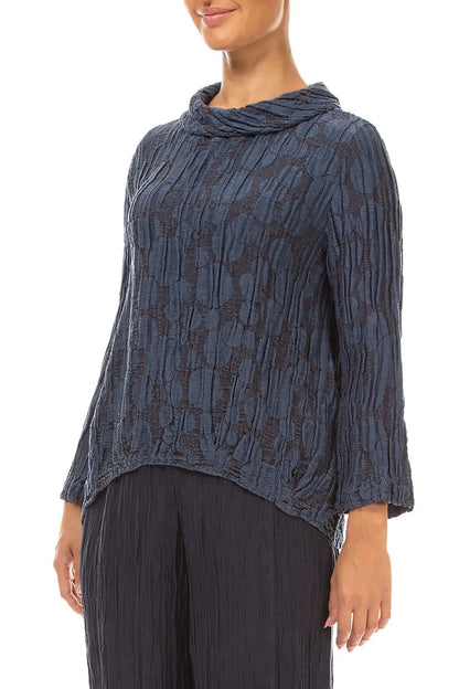 Weiche Bluse aus Circle-Seide und Leinen in Schieferblau mit Wasserfallausschnitt