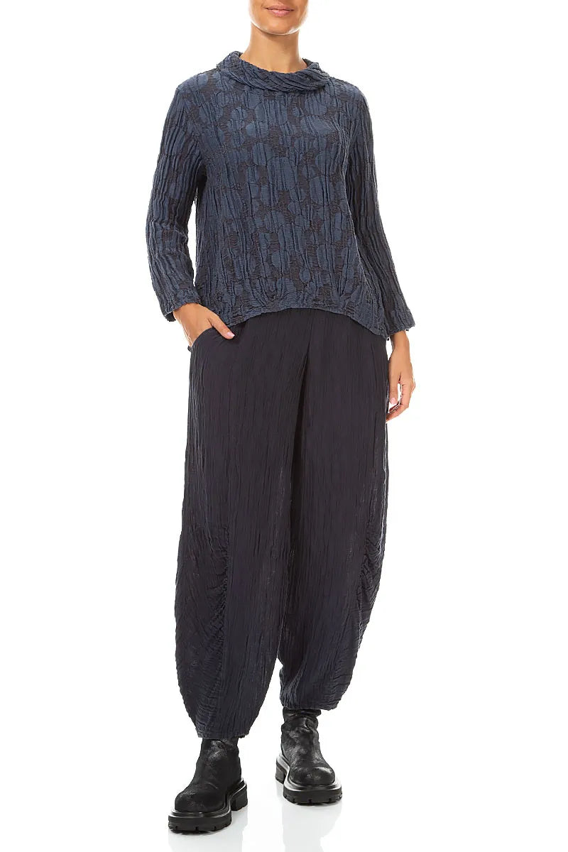 Weiche Bluse aus Circle-Seide und Leinen in Schieferblau mit Wasserfallausschnitt
