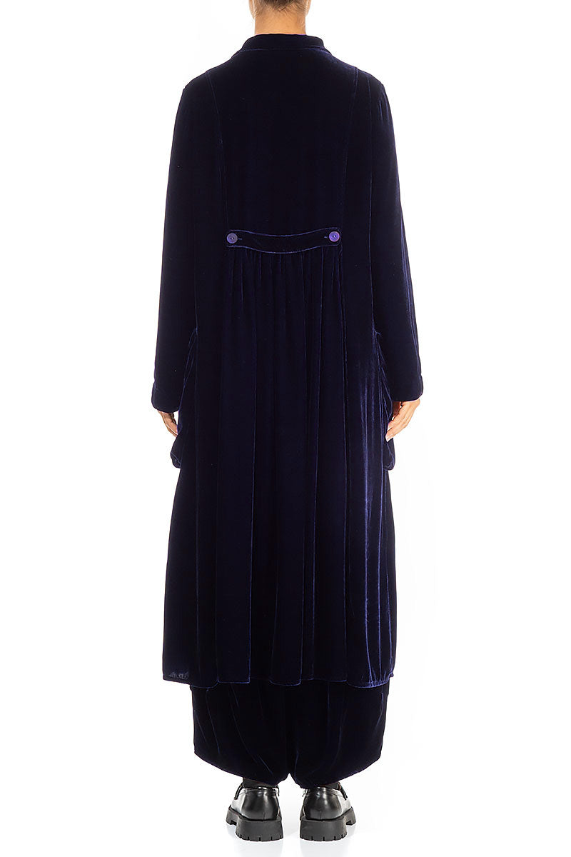 Elegante lange Jacke aus königsviolettem Seidensamt