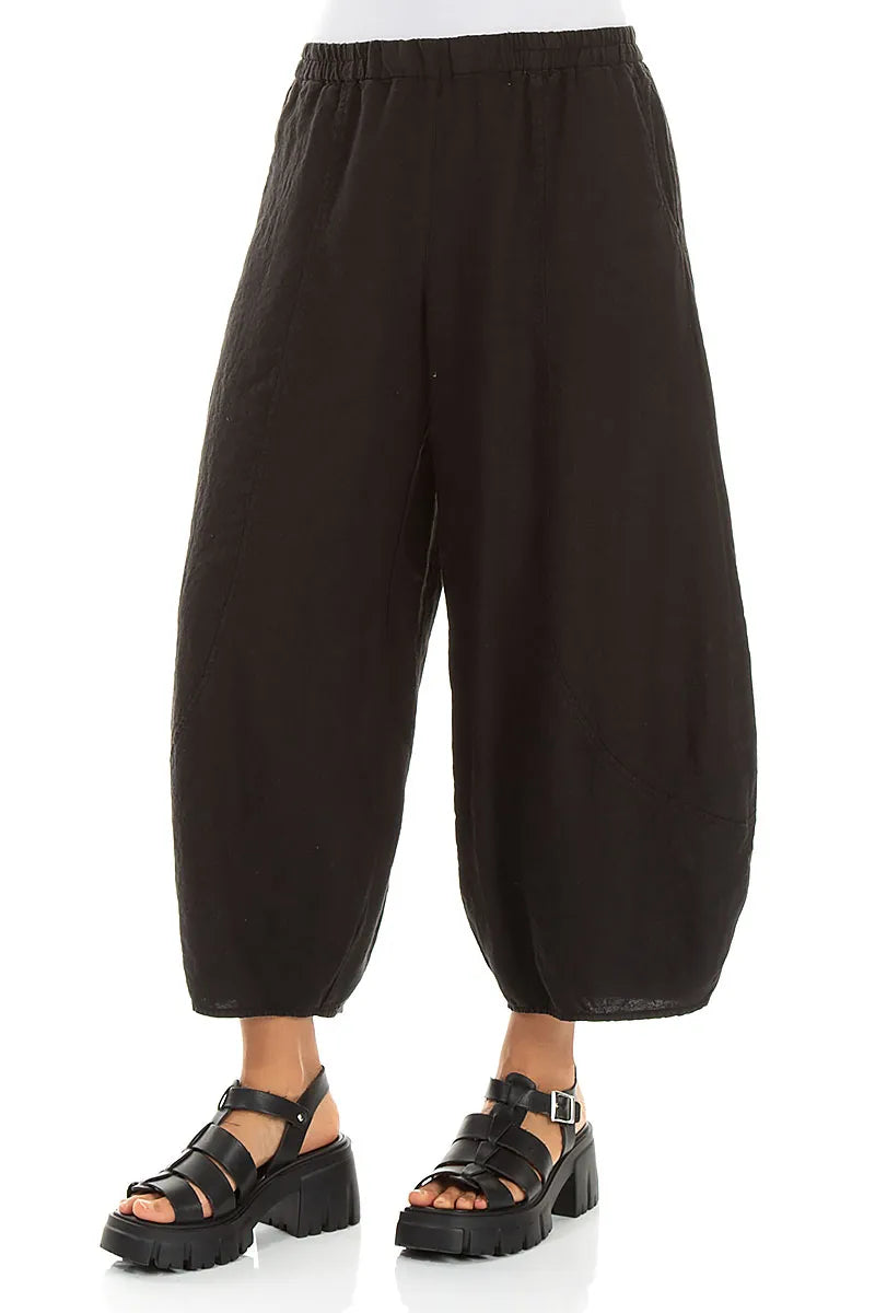 Kurze, weite Leinenhose in Schwarz mit schmal zulaufendem Bein