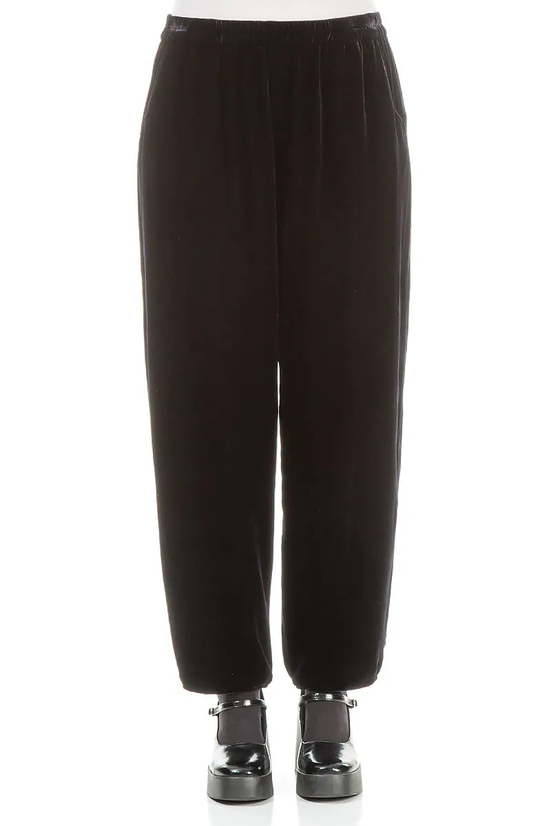 Schmal zulaufende Hose aus schieferblauem Seidensamt