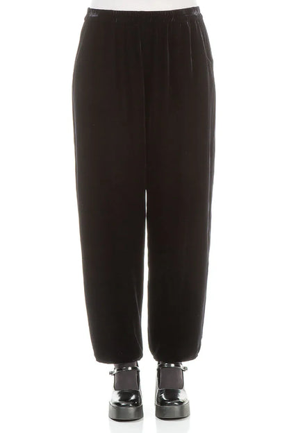 Schmal zulaufende Hose aus schieferblauem Seidensamt