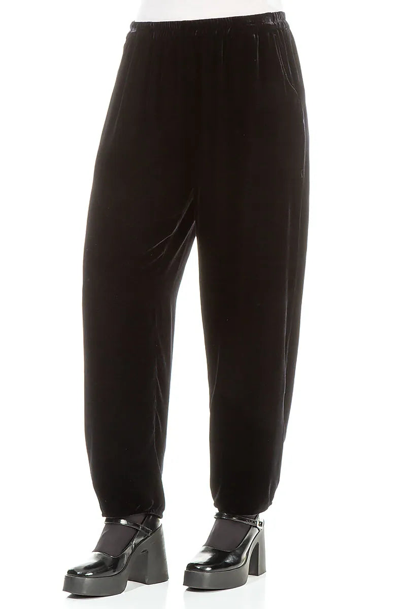 Schmal zulaufende Hose aus schieferblauem Seidensamt