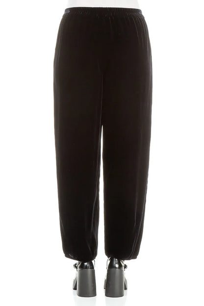 Schmal zulaufende Hose aus schieferblauem Seidensamt