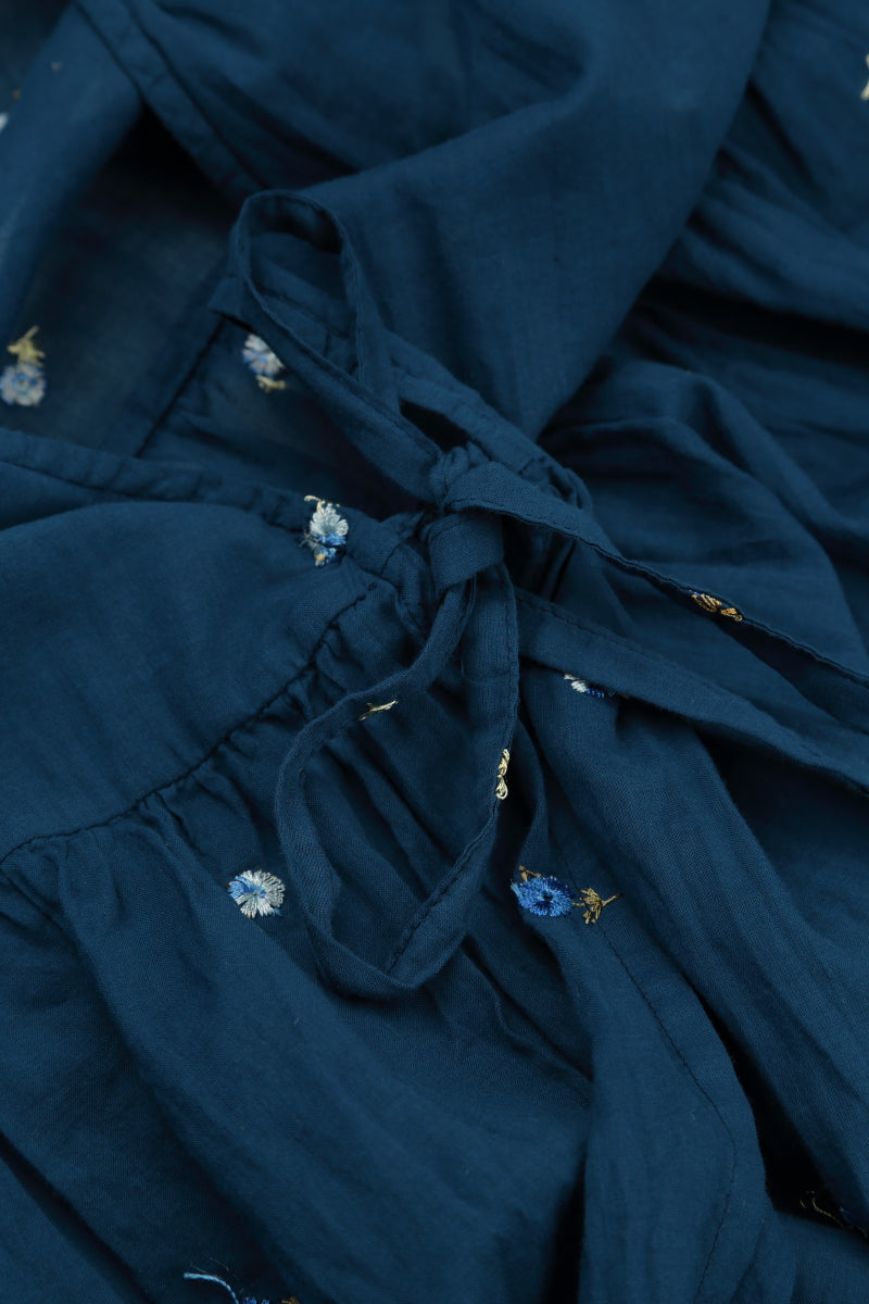 Marineblaue Baumwolljacke mit bestickten Blüten und Bindebändern vorne