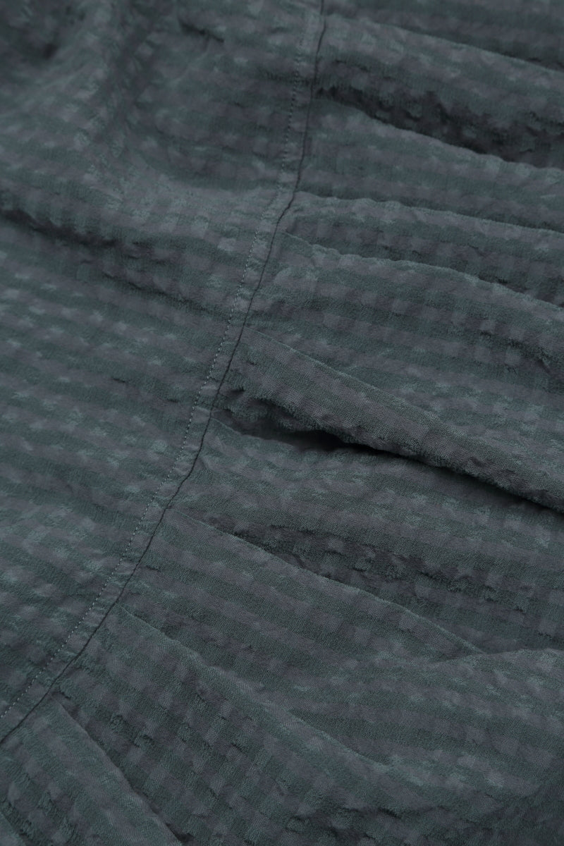 Stufenkleid aus strukturierter, graphitfarbener Seide