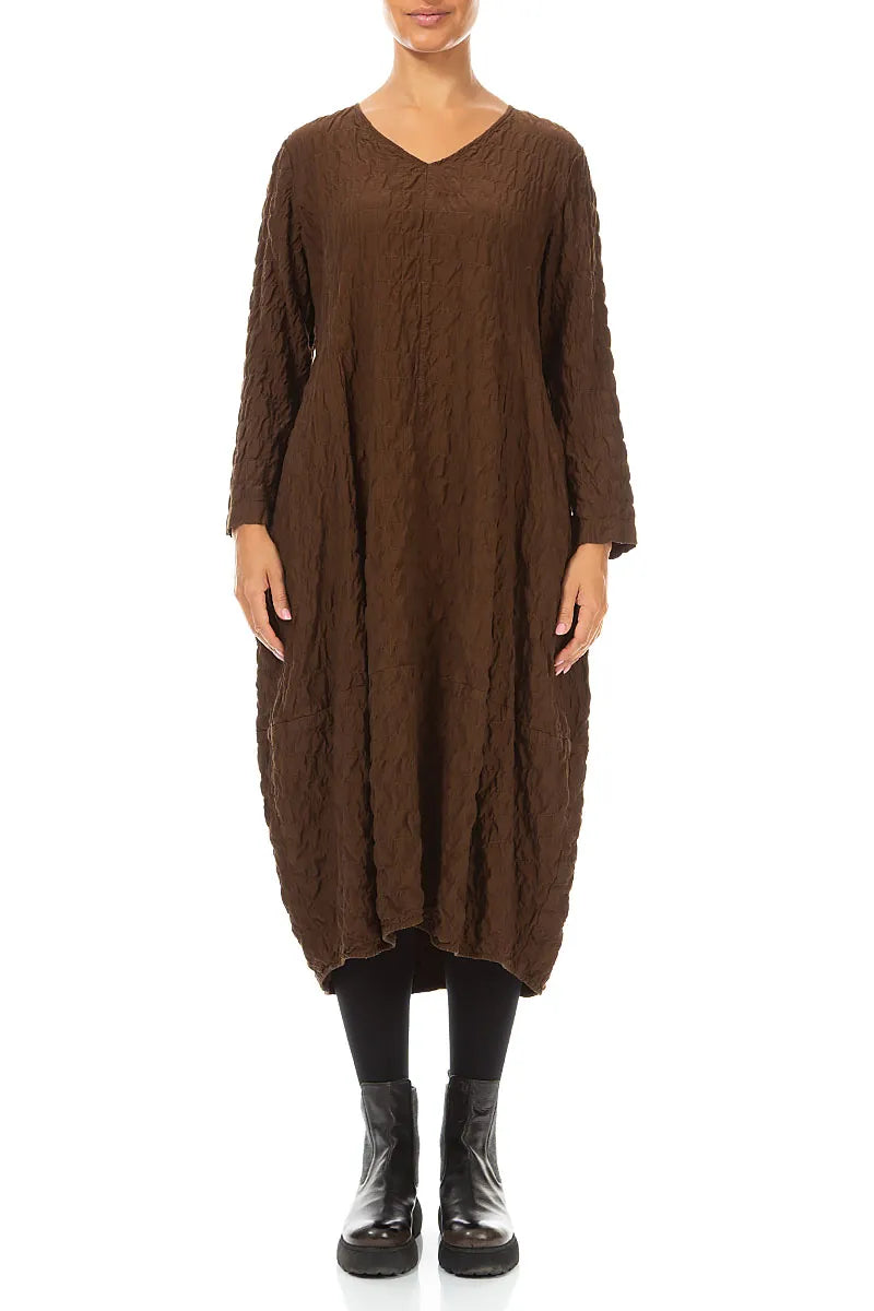 Kleid mit V-Ausschnitt aus plissierter Seide und Bambus in Trüffelbraun
