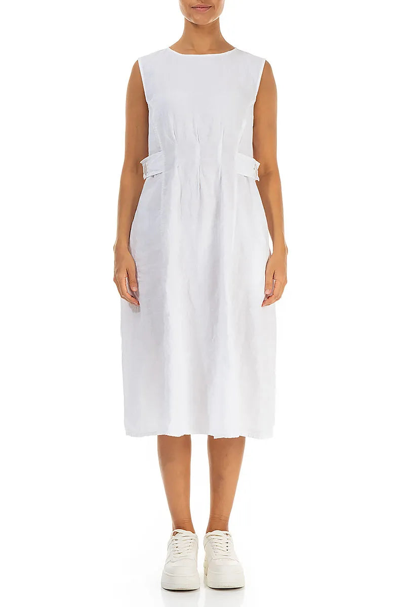 Ärmelloses weißes Leinenkleid mit Taillendetail