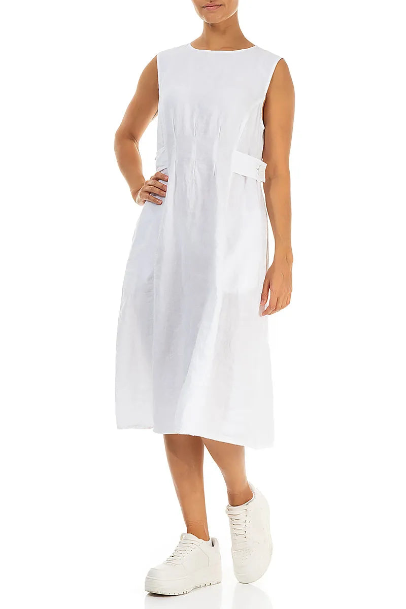 Ärmelloses weißes Leinenkleid mit Taillendetail