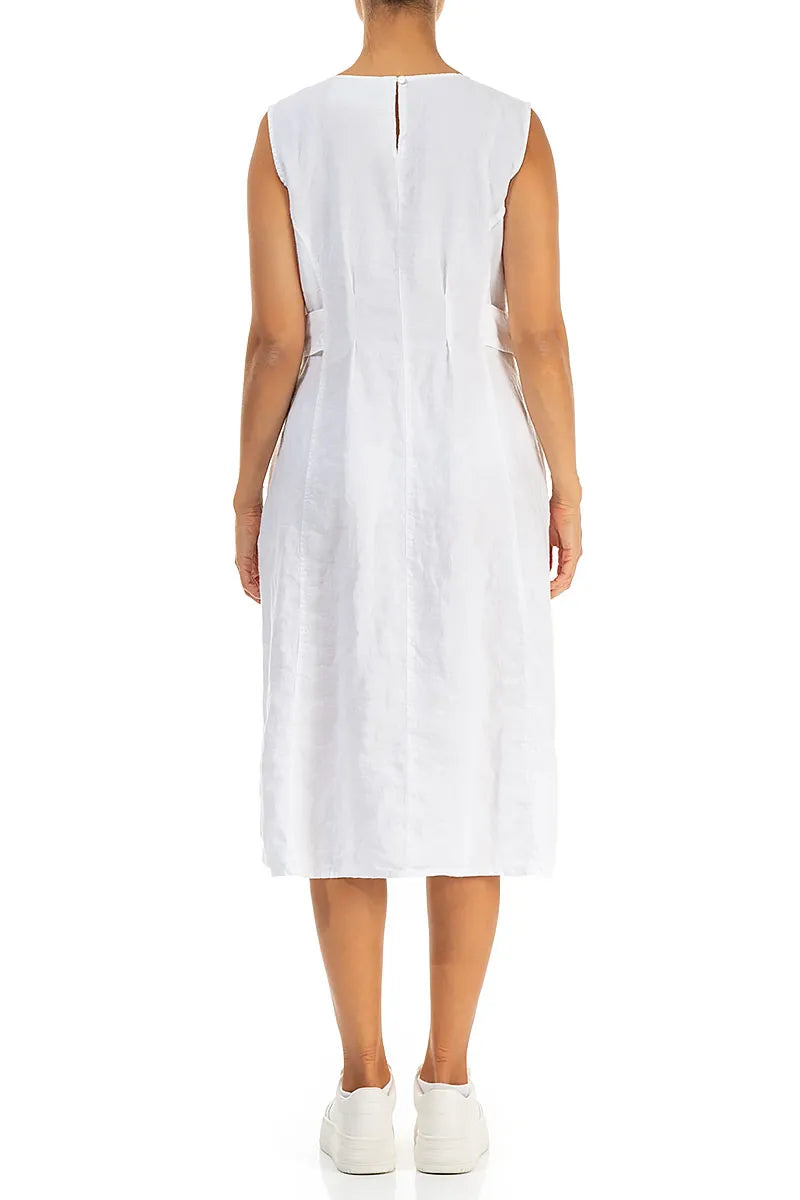 Ärmelloses weißes Leinenkleid mit Taillendetail
