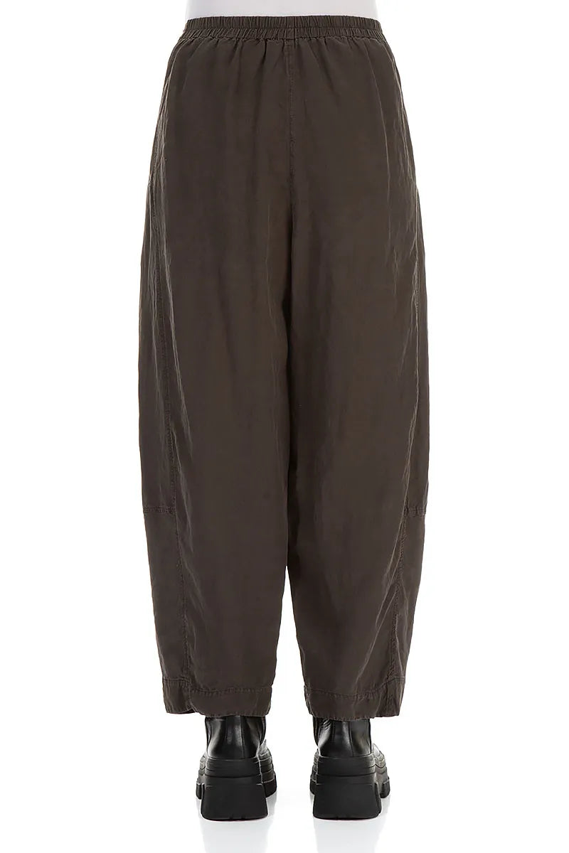 Weite, verkürzte Hose aus Seide und Leinen in Waldbraun