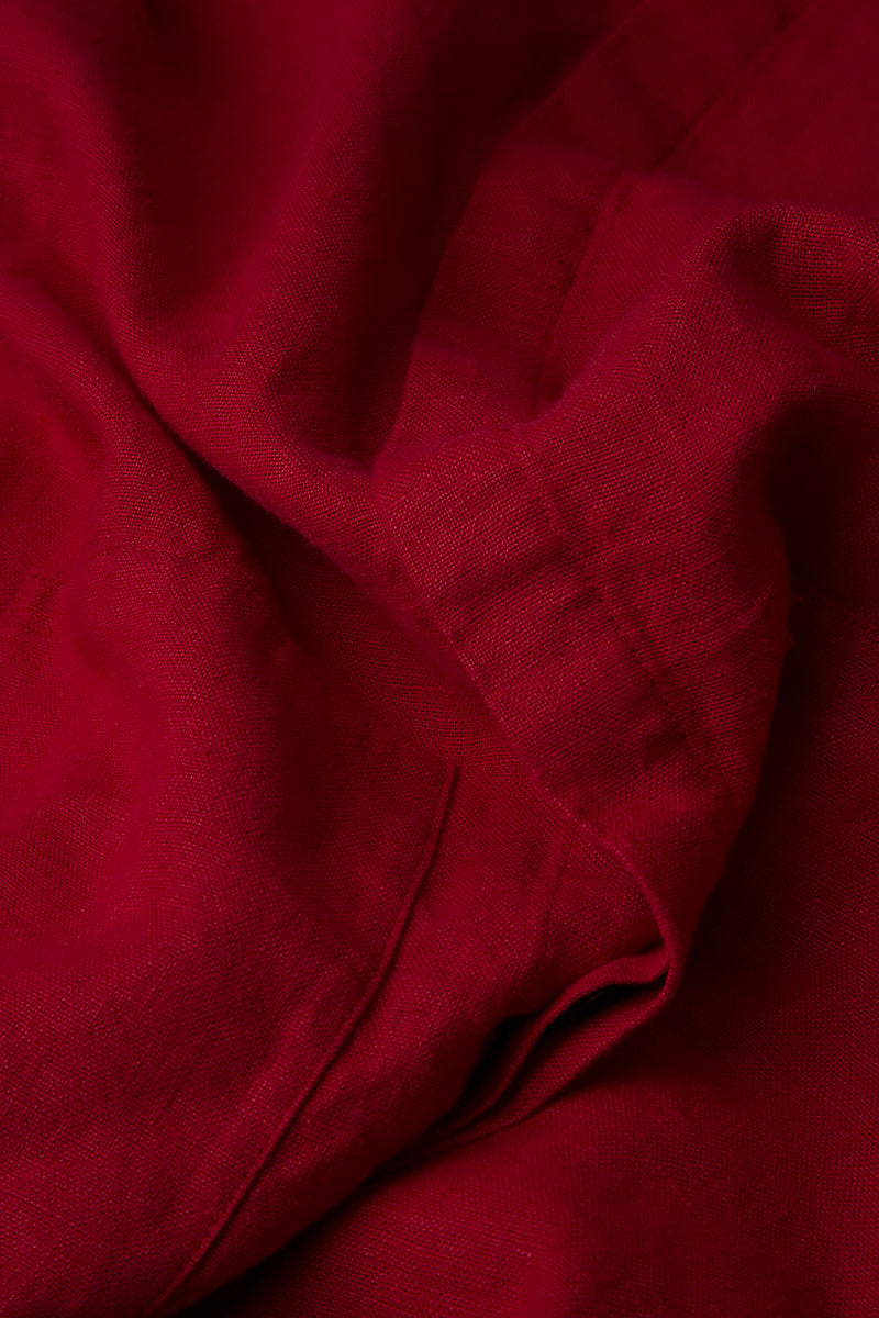 Weites, lockeres rotes Leinenhemd