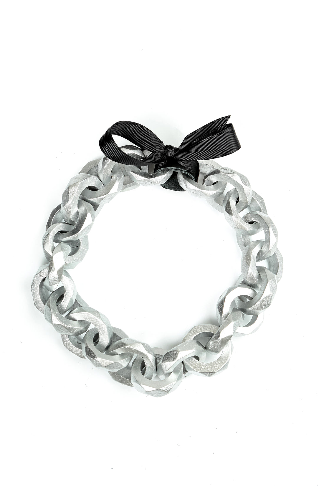 Halskette aus Holz mit silberner Kette