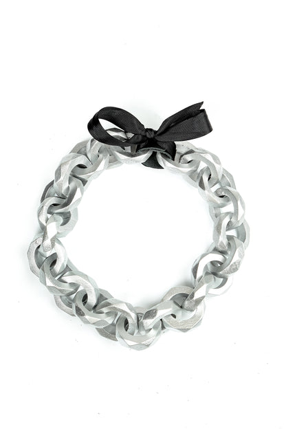 Halskette aus Holz mit silberner Kette