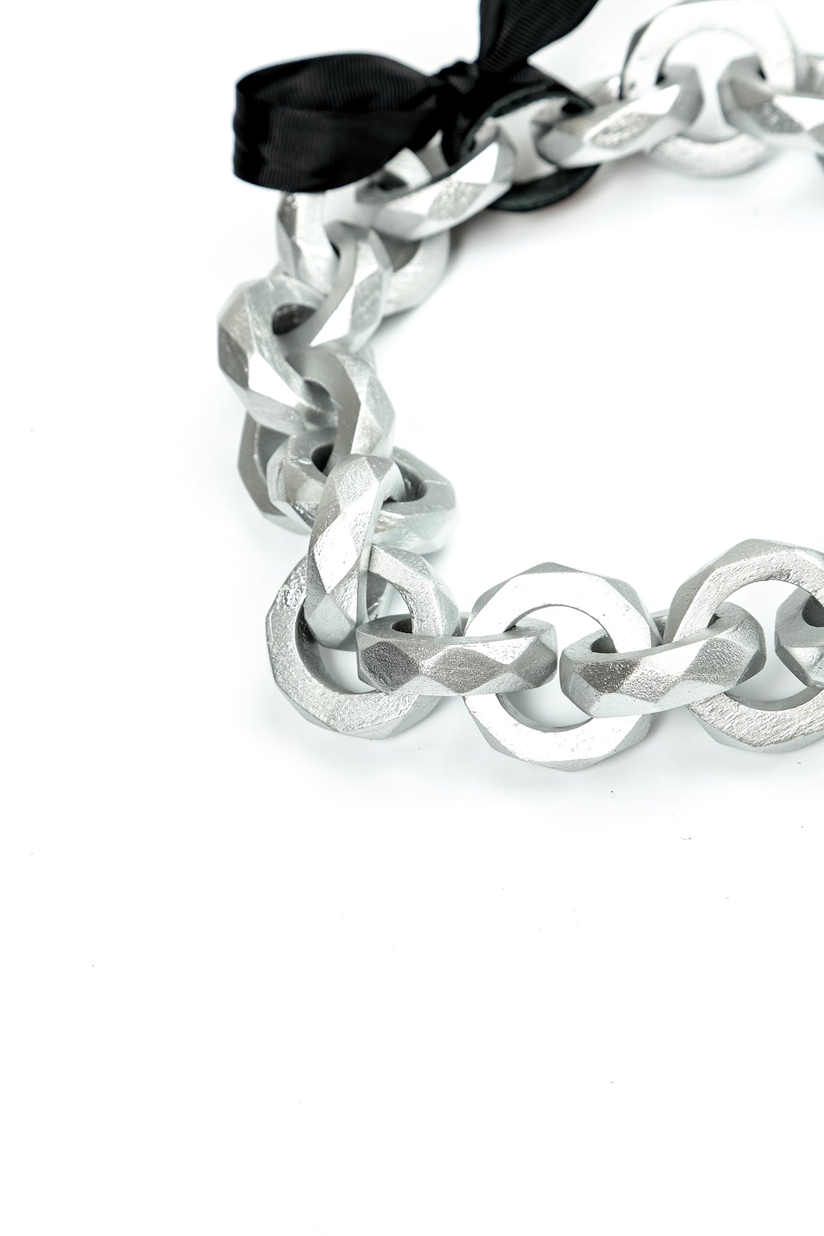 Halskette aus Holz mit silberner Kette