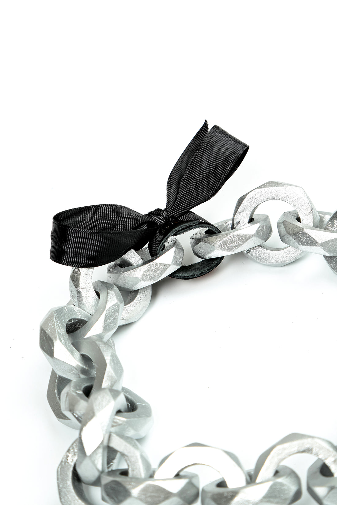 Halskette aus Holz mit silberner Kette