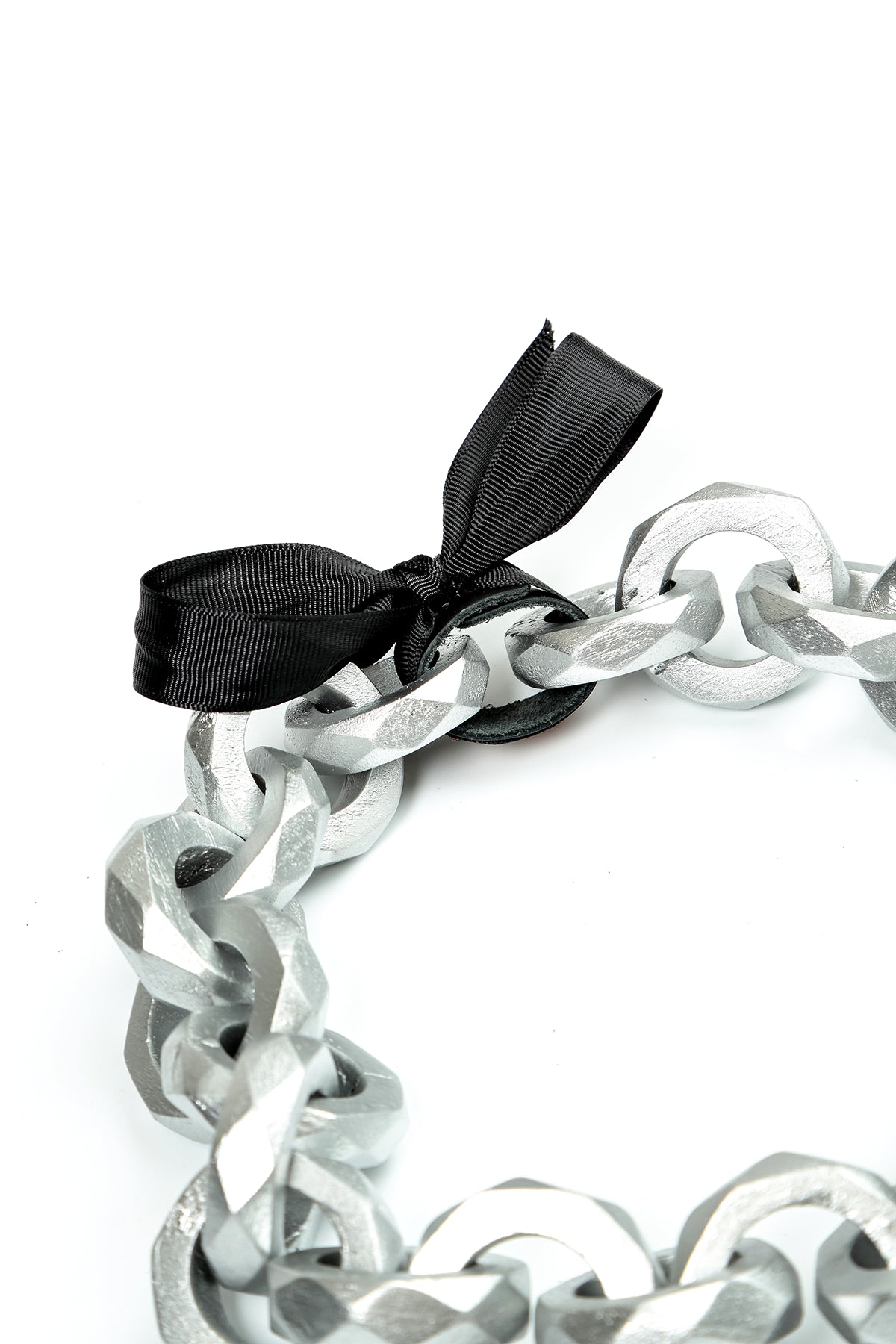 Halskette aus Holz mit silberner Kette