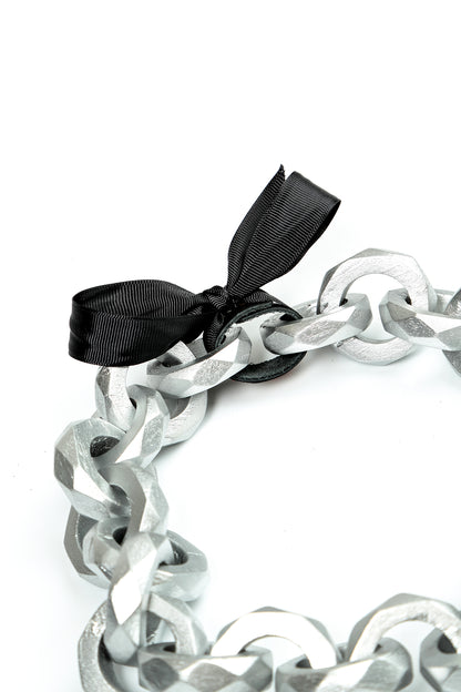 Halskette aus Holz mit silberner Kette