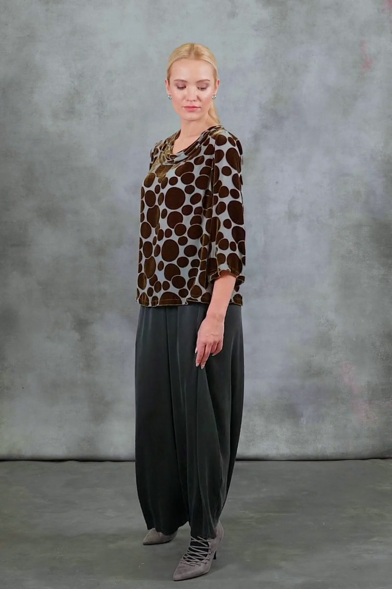 Bluse aus Seidensamt mit Wasserfallausschnitt und Bubbles in Salbeigrün