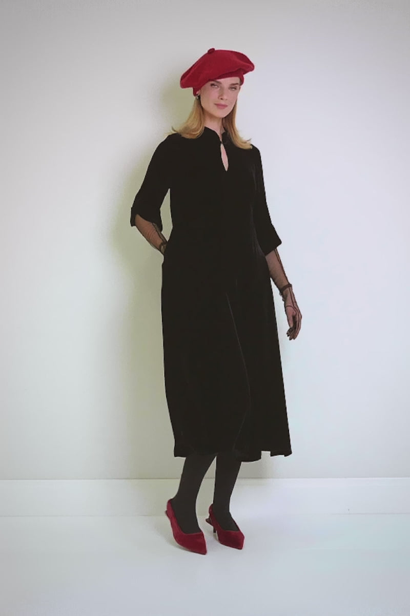 Robe en velours de soie bleu ardoise à col en trou de serrure