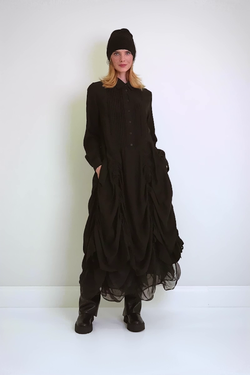 Robe drapée en soie noire à plis en bambou